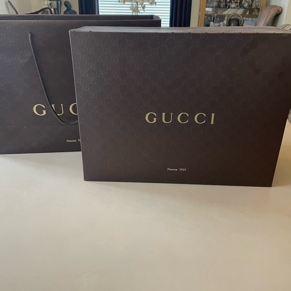 GUCCI HANDBAG- like new and barely used! - Picture 4 of 7